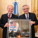 Alberto Fernández Instagram - La Argentina adhirió a los Acuerdos Artemisa, suscrito entre @nasa_es y @conae_oficial, para la cooperación internacional en exploración civil y uso pacífico de la Luna, Marte y objetos astronómicos. Así lo hicimos durante la reunión con el administrador de la NASA, @senatorbillnelson. Somos el único país de la región en condiciones de desarrollar nuestra propia política satelital y espacial, y contamos con el gran talento de nuestras científicas y científicos. El desarrollo espacial debe ser política de Estado, a nivel nacional y a largo plazo. CasaRosada 2019-2023