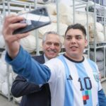 Alberto Fernández Instagram - Junto al ministro @gabriel_katopodis y al intendente de San Martín, @fernandomoreiraok, recorrimos la nueva planta de Fistex que, con el apoyo del Fondo Tecnológico Argentino (#FONTAR) de la @agenciaidiar, renovó sus instalaciones adoptando tecnologías 4.0 únicas en nuestro país. La planta tiñe 1 millón de kilos de tela al mes para consumo interno y genera 100 puestos de trabajo adicionales a los 110 ya existentes. Esta es la Argentina que queremos, industrializada y con PyMEs que siguen creciendo 🇦🇷