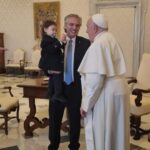 Alberto Fernández Instagram - Ayer viajamos a Roma con Francisco. Lamentablemente, una intervención quirúrgica para sanar una apendicitis, impidió a Fabiola acompañarnos. Esta mañana fuimos recibidos por el Santo Padre en la Biblioteca Privada del Palacio Apostólico. Tuve la dicha de volver a verlo y escuchar sus reflexiones sobre el presente. Quise agradecerle personalmente por todo lo que ayudó a nuestra querida Argentina en los cuatro años en los que presidí el país. Estoy seguro que lo seguirá haciendo. El Santo Padre tuvo la deferencia de bendecir a Francisco y transmitirme sus mejores deseos de pronta recuperación para Fabiola. El Papa es sin duda el líder moral más importante que tiene la humanidad. Mi eterna gratitud y mi compromiso inquebrantable de estar ayudándolo en su enorme lucha por construir una sociedad más justa e igualitaria.