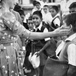 Alberto Fernández Instagram - Nos enseñó que el camino correcto era entregarse al pueblo y defenderlo con amor y solidaridad. A 71 años de su partida física, la recordamos dando pasos firmes en ese camino. Evita vive en nosotros y nos impulsa a construir unidos la Argentina igualitaria que soñó. #EvitaEterna