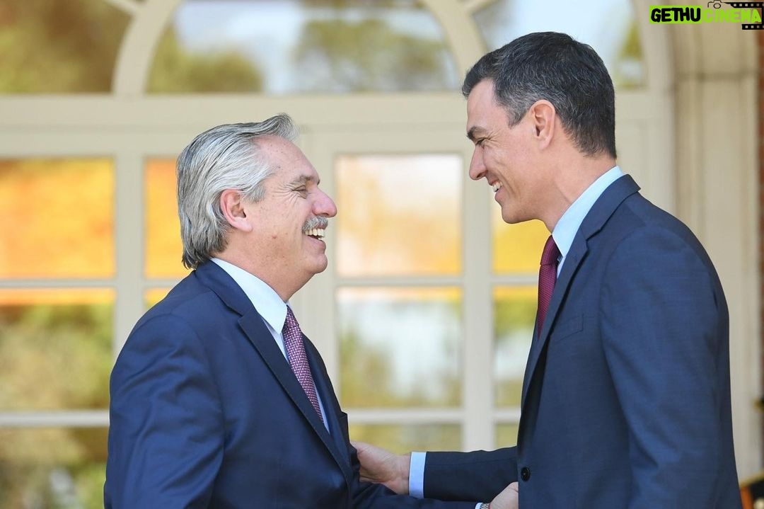 Alberto Fernández Instagram - Felicitaciones querido amigo @sanchezcastejon por la extraordinaria elección que hiciste. Millones de españoles revalorizaron el Estado de derecho y lo han preservado de aquellos que usan la democracia para después negarla en el Gobierno. Te mando un fuerte abrazo a la distancia.