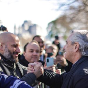 Alberto Fernández Instagram - A 40 años del retorno de la democracia, celebro con mucha alegría este importante día en el que, una vez más, ejercemos nuestro derecho a elegir el destino de la patria.

El voto de cada argentina y argentino es fundamental para defender nuestros derechos 🇦🇷