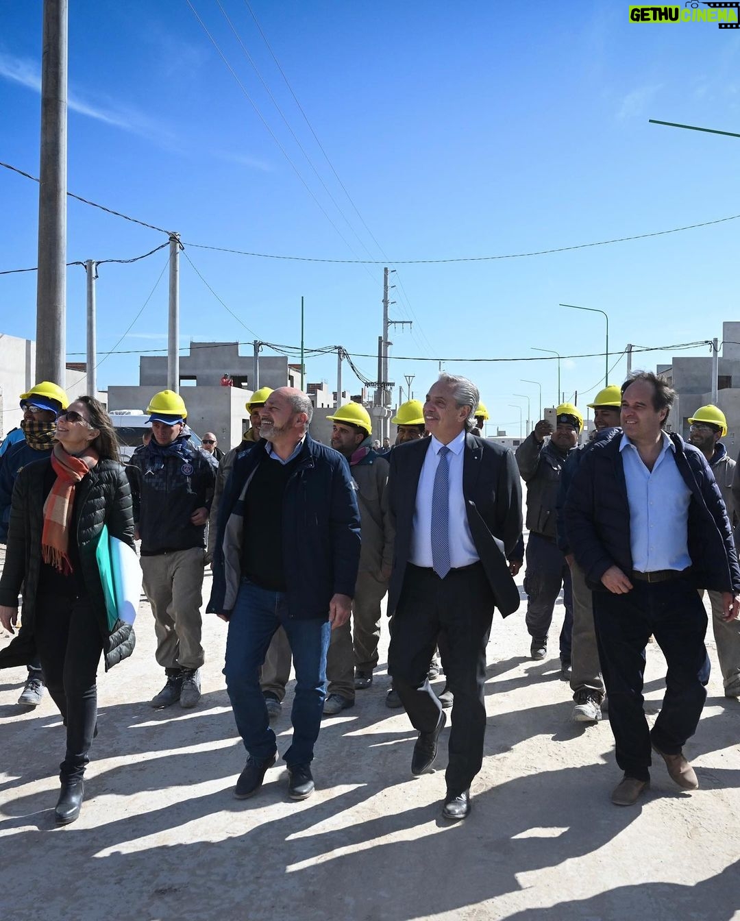 Alberto Fernández Instagram - Junto al ministro @smaggiotti y el intendente @marioseccook, recorrimos las viviendas en construcción del programa #CasaPropia en Punta Lara, Ensenada. 🏘️ Son una solución para muchas familias, que se suman a más de 123 mil viviendas que entregamos en todo el país 🇦🇷 Algunos creen que los más necesitados deben estar librados al mercado, pero el mercado nunca se acuerda de ellos. Nosotros, en cada rincón de la patria en donde una familia necesita una vivienda, estamos presentes desde el Estado reconociendo ese derecho. No somos lo mismo. Ensenada, Buenos Aires