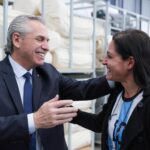 Alberto Fernández Instagram - Junto al ministro @gabriel_katopodis y al intendente de San Martín, @fernandomoreiraok, recorrimos la nueva planta de Fistex que, con el apoyo del Fondo Tecnológico Argentino (#FONTAR) de la @agenciaidiar, renovó sus instalaciones adoptando tecnologías 4.0 únicas en nuestro país. La planta tiñe 1 millón de kilos de tela al mes para consumo interno y genera 100 puestos de trabajo adicionales a los 110 ya existentes. Esta es la Argentina que queremos, industrializada y con PyMEs que siguen creciendo 🇦🇷