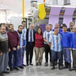 Alberto Fernández Instagram - Junto al ministro @gabriel_katopodis y al intendente de San Martín, @fernandomoreiraok, recorrimos la nueva planta de Fistex que, con el apoyo del Fondo Tecnológico Argentino (#FONTAR) de la @agenciaidiar, renovó sus instalaciones adoptando tecnologías 4.0 únicas en nuestro país. La planta tiñe 1 millón de kilos de tela al mes para consumo interno y genera 100 puestos de trabajo adicionales a los 110 ya existentes. Esta es la Argentina que queremos, industrializada y con PyMEs que siguen creciendo 🇦🇷
