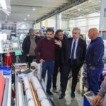 Alberto Fernández Instagram - Junto al ministro @gabriel_katopodis y al intendente de San Martín, @fernandomoreiraok, recorrimos la nueva planta de Fistex que, con el apoyo del Fondo Tecnológico Argentino (#FONTAR) de la @agenciaidiar, renovó sus instalaciones adoptando tecnologías 4.0 únicas en nuestro país. La planta tiñe 1 millón de kilos de tela al mes para consumo interno y genera 100 puestos de trabajo adicionales a los 110 ya existentes. Esta es la Argentina que queremos, industrializada y con PyMEs que siguen creciendo 🇦🇷