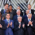 Alberto Fernández Instagram - Estamos en Bruselas, Bélgica, participando de la Cumbre #UE - #CELAC junto a líderes de América Latina y el Caribe y Europa. Nuestra voluntad de transitar un camino común para enfrentar unidos los nuevos desafíos se mantiene inalterable. América Latina y el Caribe es una región con profundas brechas socioeconómicas. Como el resto del mundo, hemos enfrentado una crisis que determinó efectos perniciosos sobre nuestras sociedades, como el incremento de la inseguridad energética y alimentaria. En el caso de la Argentina, se sumó el efecto negativo de la deuda con el FMI, que mi Gobierno jamás hubiera asumido pero afronta con esfuerzo y responsabilidad. El problema de la deuda externa también atormenta a muchos países hermanos. Somos la región más endeudada del mundo en desarrollo, el peso promedio de la deuda externa supera el 77% del PBI. Nuestras sociedades crujen cuando el mercado excluye y el Estado no encuentra mecanismos de integración. La #UE no escapa de esa realidad. El acto de asociación supone la existencia de partes que se entienden en la búsqueda de un desarrollo equilibrado, en donde ambas partes se beneficien. Es responsabilidad de nuestros Gobiernos trabajar en conjunto para garantizar que nadie quede al margen de la sociedad. Nuestra interacción debe contemplar las asimetrías y desequilibrios existentes entre nuestras regiones como línea de partida. Debemos trabajar por un desarrollo inclusivo y sostenible que respete el multilateralismo. Seguiremos trabajando mañana, en el segundo día de la cumbre.