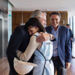 Alberto Fernández Instagram - Débora trabajaba como repostera, se quedó sin empleo y se postuló a una obra del Plan #ArgentinaHace. Necesitaban maquinistas, se ofreció como aprendiz y hoy tiene registro profesional de maquinista de retroexcavadora. Es una de las tantas historias de trabajadoras y trabajadores que forman parte de este plan, del que hoy inauguramos simultáneamente 100 obras públicas en 100 localidades, junto al ministro @gabriel_katopodis e intendentes de todo el país, beneficiando a 4,6 millones de personas. Seguimos cumpliendo: hoy vivimos en una Argentina más justa y federal. En 2019, el 70% de la obra pública estaba paralizada y con una deuda de $50 mil millones. Llevamos adelante 6517 obras, récord para un Gobierno en democracia, y ya terminamos 3623. No hubo un solo municipio sin obras. Concretamos un plan enormemente ambicioso y transparente. Centro Cultural Kirchner