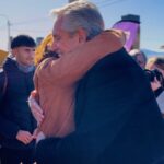 Alberto Fernández Instagram - 🏘️ Hoy entregamos 187 viviendas en el barrio Los Jacarandaes, San Luis, reafirmando nuestro compromiso con cada habitante de la Argentina. A diferencia de otros, estamos reconociendo y garantizando lo que corresponde: el derecho a una #CasaPropia. En la campaña asumí un compromiso con todos los gobernadores: cumplir con cinco prioridades de sus provincias. Tengo la tranquilidad de haber cumplido con San Luis👇 - Pagar la deuda del Estado con San Luis - Restituir hectáreas a la comunidad de los huarpes - Fondos para investigaciones y acciones para remediar la deforestación - Abastecer del agua cruda a la región sureste de la provincia - Construir autopistas con provincias limítrofes En las elecciones de este año, démonos cuenta lo importante que es trabajar unidos. Agradezco especialmente al extraordinario gobernador, mi amigo @saaalbertorodriguez, por el acompañamiento en estos cuatro años. Acá están los resultados. Sigamos haciendo crecer a toda la patria.