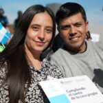 Alberto Fernández Instagram - 🏘️ Hoy entregamos viviendas en el barrio Valle Chico, Catamarca. Ya son más de 115.000 las familias que recibieron su #CasaPropia en todo el país desde que llegamos al Gobierno. Con una mirada federal y un Estado presente, estamos garantizando mayor igualdad de oportunidades.