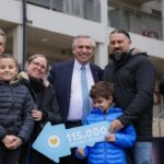 Alberto Fernández Instagram - 115.000 familias de toda la Argentina con un mejor futuro garantizado 🏘️🔑 Con la entrega de viviendas que realizamos hoy en Santa Fe, ya son 115.000 desde que llegamos al Gobierno. Estamos reconociendo el derecho a vivir dignamente, convirtiendo la incertidumbre en una certeza. Este desarrollo urbanístico es una maravilla y lo logramos trabajando unidos: Gobierno nacional, provincia y municipio. Llegamos al Gobierno con el 70% de la obra pública paralizada, no todo es lo mismo en política. Estamos convencidos de que el Estado debe estar presente.