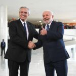 Alberto Fernández Instagram – La Argentina y Brasil están indisolublemente unidos: nos une la historia, la cultura, el trabajo y el crecimiento conjunto. En el 200° aniversario de las relaciones diplomáticas, continuamos profundizando la hermandad entre nuestros pueblos 🇦🇷🤝🇧🇷

En este marco, mantuvimos una reunión bilateral con el presidente @lulaoficial, enorme hombre y entrañable amigo, y acordamos un Plan de Acción para el Relanzamiento de la Alianza Estratégica entre nuestros países.

También, junto al presidente del Senado y del Congreso Nacional, @rodrigopacheco, y la ministra y presidenta del supremotribunalfederal, Rosa Weber, renovamos nuestro compromiso en defensa de la democracia. El Estado de derecho y el respeto a las instituciones son claves para garantizarla.

El vínculo comercial que nos une es fundamental para nuestro desarrollo. Estamos concretando muchos objetivos que nos propusimos y quedan más por alcanzar en el futuro.

Lula, gracias por haberte cruzado en mi camino y en el de mi patria. Sigamos integrando a nuestros pueblos.