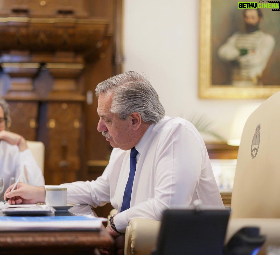 Alberto Fernández Instagram - Hoy, en el mismo día en que nació mi padre, honramos a nuestro General Martín Miguel de Güemes. Es un día singular para mí, porque Güemes es de los héroes a los que más respeto les guardo. Junto a Los Infernales, resistió el avance de las tropas realistas y, convencido de que la independencia era posible, liberó a nuestra patria y a Latinoamérica. Este día me convoca al amor por mi padre y a la admiración por Güemes.