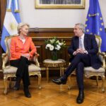 Alberto Fernández Instagram – Queremos llegar al mejor acuerdo entre el @mercosurint y la Unión Europea, que sea justo y en beneficio mutuo. Por eso, presentamos a la #UE 🇪🇺 nuestros requerimientos para concretar un acuerdo que termine con las asimetrías entre ambas economías y preserve nuestro desarrollo.

Europa es un extraordinario socio, el mayor inversor extranjero en el país. En este sentido, hoy firmamos un Memorándum de Entendimiento de Asociación Estratégica sobre Cadenas de Valor Sostenibles en Materias Primas: beneficia a la industria y al empleo argentino.

También tratamos la posibilidad de que Europa agregue valor a la producción de litio, la explotación de cobre e hidrógeno verde y la implementación de plantas de licuefacción de gas, cuestiones energéticas que Argentina y el @mercosurint pueden proveer. CasaRosada 2019-2023