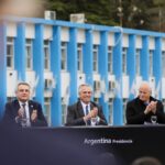 Alberto Fernández Instagram - Con mucha alegría, hoy anunciamos en Azul la reapertura de la Fábrica Militar de Pólvoras y Explosivos (FANAZUL) de @fabmilitaresse. En 2017, el Gobierno anterior decidió cerrarla. Entendió que no hacía falta y despidió a más de 200 trabajadores. Pero nosotros pensamos distinto. No nos avergüenza decir que queremos un Estado presente para generar empleo, promover la industria, la defensa nacional y poner en valor a nuestras @fuerzasarmadasarok. Nos enorgullece saber que hoy trabajan aquí 118 personas, de las cuales 95 fueron reincorporadas de aquel cierre. Estamos haciendo un buen negocio como país, produciendo explosivos que se usan en la minería y se exportan a Perú, y también como sociedad: recuperando el trabajo en Azul. Es un día de celebración. Volvimos a poner de pie a FANAZUL, como se está poniendo de pie la Argentina 🇦🇷 Azul Provincia De Buenos Aires
