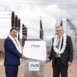 Alberto Fernández Instagram - Inauguramos la primera obra de vinculación de energía eléctrica entre Argentina y Bolivia 🇦🇷🤝🇧🇴 El electroducto Juana Azurduy de Padilla mejora el abastecimiento para las familias del norte del país y nuestra industria, impulsando el desarrollo de toda la región. Posee dos subestaciones: una aquí, en Yaguacua 🇧🇴, y otra en la ciudad salteña de Tartagal 🇦🇷, que redistribuye la electricidad desde el sur boliviano. Esto se logra poniéndonos de acuerdo con @luchoxbolivia, como hermanos, para que el progreso de nuestros pueblos no se detenga. Antes de la inauguración, nos reunimos para conversar sobre la importancia de la cooperación en salud y energía, como el litio, y de incrementar el comercio bilateral. Con gran alegría, dimos un paso concreto de integración. El trabajo conjunto es esencial para nuestros pueblos.