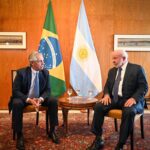 Alberto Fernández Instagram - Siempre es grato volver a vernos, compañero @lulaoficial. Hoy avanzamos en temas estratégicos como el financiamiento del @bndesgovbr para las exportaciones de tubos y láminas de acero que se utilizarán en la segunda etapa de construcción de nuestro #GasoductoNéstorKirchner. Esto permitirá que nuestro país logre el autoabastecimiento energético y exporte gas de Vaca Muerta a Brasil. Además, estamos dando pasos fundamentales para profundizar nuestra integración energética. La Argentina mejorará las condiciones de pago de las importaciones de energía eléctrica de fuente térmica. Seguimos fortaleciendo la cooperación histórica entre nuestros pueblos 🇦🇷🇧🇷
