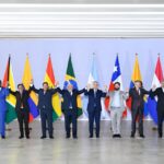 Alberto Fernández Instagram - Hoy, en Brasilia, dimos un gran paso hacia la integración de toda nuestra región. El Encuentro de Presidentes de los países de América del Sur es una muestra de la importancia de trabajar colectivamente. Estamos retomando la senda de la unidad que nunca debimos haber abandonado. El mundo se enfrenta a múltiples desafíos, como la crisis climática, amenazas a la democracia, presiones sobre las cadenas de alimentos y energía y el aumento de las desigualdades sociales. La integración regional debe ser parte de las soluciones para afrontarlos. Debemos incrementar el comercio y las inversiones entre nuestros países y establecer cadenas de valor regionales. Nuestra voz debe proyectarse en el mundo. El diálogo es el camino para atender a las necesidades de nuestros pueblos y garantizar su bienestar integral. A quienes estuvieron hoy presentes en este encuentro, quiero pedirles que, más allá de que los mandatos presidenciales sean cortos, entendamos que la unidad regional debe ser una política de Estado. Así, el mundo nunca más nos encontrará desunidos. Brasília, Brazil