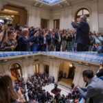 Alberto Fernández Instagram - Compartimos un emotivo encuentro junto a trabajadoras y trabajadores de @casarosadaargentina. Quiero agradecer profundamente a cada funcionario y empleado del Estado durante estos cuatro años. Su compromiso con construir un mejor futuro para el pueblo argentino ha sido invaluable 🇦🇷