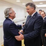 Alberto Fernández Instagram - Concluimos la Cumbre #UECELAC tras dos intensos días de trabajo. Los resultados han sido más que satisfactorios. La Argentina continúa profundizando sus relaciones con líderes de Latinoamérica y Europa 🇦🇷🤝🌍 Fortalecer el multilateralismo es la vía para nuestro crecimiento y nuestro desarrollo. A través del diálogo, hemos compartido nuestra visión del contexto global y hemos llegado a acuerdos muy importantes para la Argentina y la región. Bruselas