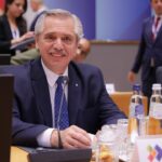 Alberto Fernández Instagram - Estamos en Bruselas, Bélgica, participando de la Cumbre #UE - #CELAC junto a líderes de América Latina y el Caribe y Europa. Nuestra voluntad de transitar un camino común para enfrentar unidos los nuevos desafíos se mantiene inalterable. América Latina y el Caribe es una región con profundas brechas socioeconómicas. Como el resto del mundo, hemos enfrentado una crisis que determinó efectos perniciosos sobre nuestras sociedades, como el incremento de la inseguridad energética y alimentaria. En el caso de la Argentina, se sumó el efecto negativo de la deuda con el FMI, que mi Gobierno jamás hubiera asumido pero afronta con esfuerzo y responsabilidad. El problema de la deuda externa también atormenta a muchos países hermanos. Somos la región más endeudada del mundo en desarrollo, el peso promedio de la deuda externa supera el 77% del PBI. Nuestras sociedades crujen cuando el mercado excluye y el Estado no encuentra mecanismos de integración. La #UE no escapa de esa realidad. El acto de asociación supone la existencia de partes que se entienden en la búsqueda de un desarrollo equilibrado, en donde ambas partes se beneficien. Es responsabilidad de nuestros Gobiernos trabajar en conjunto para garantizar que nadie quede al margen de la sociedad. Nuestra interacción debe contemplar las asimetrías y desequilibrios existentes entre nuestras regiones como línea de partida. Debemos trabajar por un desarrollo inclusivo y sostenible que respete el multilateralismo. Seguiremos trabajando mañana, en el segundo día de la cumbre.