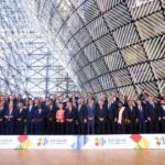 Alberto Fernández Instagram - Estamos en Bruselas, Bélgica, participando de la Cumbre #UE - #CELAC junto a líderes de América Latina y el Caribe y Europa. Nuestra voluntad de transitar un camino común para enfrentar unidos los nuevos desafíos se mantiene inalterable. América Latina y el Caribe es una región con profundas brechas socioeconómicas. Como el resto del mundo, hemos enfrentado una crisis que determinó efectos perniciosos sobre nuestras sociedades, como el incremento de la inseguridad energética y alimentaria. En el caso de la Argentina, se sumó el efecto negativo de la deuda con el FMI, que mi Gobierno jamás hubiera asumido pero afronta con esfuerzo y responsabilidad. El problema de la deuda externa también atormenta a muchos países hermanos. Somos la región más endeudada del mundo en desarrollo, el peso promedio de la deuda externa supera el 77% del PBI. Nuestras sociedades crujen cuando el mercado excluye y el Estado no encuentra mecanismos de integración. La #UE no escapa de esa realidad. El acto de asociación supone la existencia de partes que se entienden en la búsqueda de un desarrollo equilibrado, en donde ambas partes se beneficien. Es responsabilidad de nuestros Gobiernos trabajar en conjunto para garantizar que nadie quede al margen de la sociedad. Nuestra interacción debe contemplar las asimetrías y desequilibrios existentes entre nuestras regiones como línea de partida. Debemos trabajar por un desarrollo inclusivo y sostenible que respete el multilateralismo. Seguiremos trabajando mañana, en el segundo día de la cumbre.