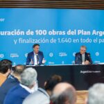 Alberto Fernández Instagram - Débora trabajaba como repostera, se quedó sin empleo y se postuló a una obra del Plan #ArgentinaHace. Necesitaban maquinistas, se ofreció como aprendiz y hoy tiene registro profesional de maquinista de retroexcavadora. Es una de las tantas historias de trabajadoras y trabajadores que forman parte de este plan, del que hoy inauguramos simultáneamente 100 obras públicas en 100 localidades, junto al ministro @gabriel_katopodis e intendentes de todo el país, beneficiando a 4,6 millones de personas. Seguimos cumpliendo: hoy vivimos en una Argentina más justa y federal. En 2019, el 70% de la obra pública estaba paralizada y con una deuda de $50 mil millones. Llevamos adelante 6517 obras, récord para un Gobierno en democracia, y ya terminamos 3623. No hubo un solo municipio sin obras. Concretamos un plan enormemente ambicioso y transparente. Centro Cultural Kirchner