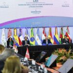 Alberto Fernández Instagram - Ha sido una gran alegría encontrarnos en la Argentina para llevar adelante la LXII Cumbre del @mercosurint. Concluimos seis meses de Presidencia Pro Tempore con un MERCOSUR pujante. En 2022, el comercio total con el mundo registró US$ 752.600 millones, un valor histórico. Traspasar la Presidencia Pro Tempore a Brasil es también una alegría personal. Respeto, quiero y admiro a @lulaoficial por su historia y liderazgo regional. Su pueblo lo reivindicó con el voto y ahora lo hacemos como región otorgándole este mandato. Ser miembros de este bloque nos fortalece. En un escenario internacional de países centrales que conforman enormes bloques económicos, debemos integrarnos más. "Divididos, solo seremos esclavos", diría San Martín. Tenemos lo que el mundo necesita, defendamos nuestros intereses.