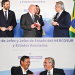 Alberto Fernández Instagram - Ha sido una gran alegría encontrarnos en la Argentina para llevar adelante la LXII Cumbre del @mercosurint. Concluimos seis meses de Presidencia Pro Tempore con un MERCOSUR pujante. En 2022, el comercio total con el mundo registró US$ 752.600 millones, un valor histórico. Traspasar la Presidencia Pro Tempore a Brasil es también una alegría personal. Respeto, quiero y admiro a @lulaoficial por su historia y liderazgo regional. Su pueblo lo reivindicó con el voto y ahora lo hacemos como región otorgándole este mandato. Ser miembros de este bloque nos fortalece. En un escenario internacional de países centrales que conforman enormes bloques económicos, debemos integrarnos más. "Divididos, solo seremos esclavos", diría San Martín. Tenemos lo que el mundo necesita, defendamos nuestros intereses.