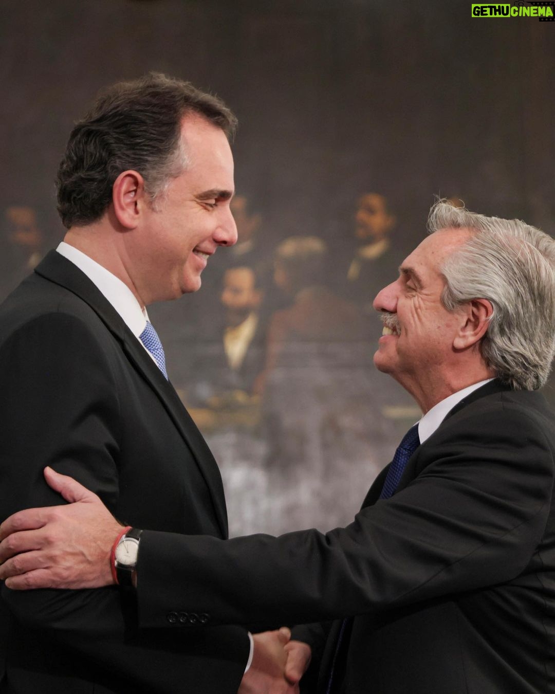 Alberto Fernández Instagram - La Argentina y Brasil están indisolublemente unidos: nos une la historia, la cultura, el trabajo y el crecimiento conjunto. En el 200° aniversario de las relaciones diplomáticas, continuamos profundizando la hermandad entre nuestros pueblos 🇦🇷🤝🇧🇷 En este marco, mantuvimos una reunión bilateral con el presidente @lulaoficial, enorme hombre y entrañable amigo, y acordamos un Plan de Acción para el Relanzamiento de la Alianza Estratégica entre nuestros países. También, junto al presidente del Senado y del Congreso Nacional, @rodrigopacheco, y la ministra y presidenta del supremotribunalfederal, Rosa Weber, renovamos nuestro compromiso en defensa de la democracia. El Estado de derecho y el respeto a las instituciones son claves para garantizarla. El vínculo comercial que nos une es fundamental para nuestro desarrollo. Estamos concretando muchos objetivos que nos propusimos y quedan más por alcanzar en el futuro. Lula, gracias por haberte cruzado en mi camino y en el de mi patria. Sigamos integrando a nuestros pueblos.