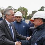 Alberto Fernández Instagram - Con mucha alegría, hoy anunciamos en Azul la reapertura de la Fábrica Militar de Pólvoras y Explosivos (FANAZUL) de @fabmilitaresse. En 2017, el Gobierno anterior decidió cerrarla. Entendió que no hacía falta y despidió a más de 200 trabajadores. Pero nosotros pensamos distinto. No nos avergüenza decir que queremos un Estado presente para generar empleo, promover la industria, la defensa nacional y poner en valor a nuestras @fuerzasarmadasarok. Nos enorgullece saber que hoy trabajan aquí 118 personas, de las cuales 95 fueron reincorporadas de aquel cierre. Estamos haciendo un buen negocio como país, produciendo explosivos que se usan en la minería y se exportan a Perú, y también como sociedad: recuperando el trabajo en Azul. Es un día de celebración. Volvimos a poner de pie a FANAZUL, como se está poniendo de pie la Argentina 🇦🇷 Azul Provincia De Buenos Aires