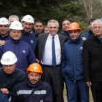 Alberto Fernández Instagram - Con mucha alegría, hoy anunciamos en Azul la reapertura de la Fábrica Militar de Pólvoras y Explosivos (FANAZUL) de @fabmilitaresse. En 2017, el Gobierno anterior decidió cerrarla. Entendió que no hacía falta y despidió a más de 200 trabajadores. Pero nosotros pensamos distinto. No nos avergüenza decir que queremos un Estado presente para generar empleo, promover la industria, la defensa nacional y poner en valor a nuestras @fuerzasarmadasarok. Nos enorgullece saber que hoy trabajan aquí 118 personas, de las cuales 95 fueron reincorporadas de aquel cierre. Estamos haciendo un buen negocio como país, produciendo explosivos que se usan en la minería y se exportan a Perú, y también como sociedad: recuperando el trabajo en Azul. Es un día de celebración. Volvimos a poner de pie a FANAZUL, como se está poniendo de pie la Argentina 🇦🇷 Azul Provincia De Buenos Aires