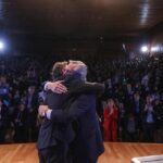 Alberto Fernández Instagram - "¿Qué Argentina queremos ser?" Es el nombre del primer Seminario de Infraestructura Regional, al que asistí en @elcckirchner, una discusión sobre el modelo de país que queremos. Ya gobernaron los que le hicieron tanto daño a la patria. Está todo dicho, somos muy distintos. Queremos la Argentina que pone en marcha más de 6 mil obras públicas y que ya finalizó más de 3 mil en todo su territorio. No la que paraliza el 70% de la obra pública. Queremos la Argentina que construye y entrega 110 mil viviendas a familias que las necesitan. No la que construye y entrega 14 mil y créditos UVA impagables para esas familias. Queremos la Argentina que construye hospitales, laboratorios y desarrolla sus propias vacunas para nunca más tener que salir a pedirlas. No la que se enorgullece por prescindir de todo ello y entregaría las Malvinas para conseguir vacunas. Queremos la Argentina que acerca la educación pública con universidades y escuelas a cada compatriota para que pueda estudiar. No la que hizo una sola obra de infraestructura universitaria en cuatro años. Queremos la Argentina que desarrolla la ciencia y la tecnología en todo el país. No la que concentra el 80% de la inversión en el AMBA. Queremos la Argentina que lleva 32 meses consecutivos de creación de empleo registrado. No la que aumenta el desempleo y genera que se cierren miles de PyMEs. Queremos la Argentina con un Estado presente y que nos integre a todos, sin periferias. No la de los privilegios para pocos, concentrada y sin distribución. La democracia fue una utopía que hicimos realidad. Soñemos ahora con un país igualitario, somos muchos más las y los argentinos que creemos en nuestra propia potencia. Hay "tres tercios". Pero hay dos modelos de país. ¿Qué Argentina queremos ser? Centro Cultural Kirchner