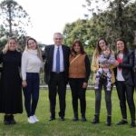 Alberto Fernández Instagram - En vísperas del 8° #NiUnaMenos, compartí un maravilloso encuentro con mujeres que accedieron al Programa Acompañar, un antes y un después que mejora sus vidas. Cada historia nos conmueve y reafirma nuestro compromiso con la defensa de sus derechos. Este programa, dirigido a mujeres y diversidades en situación de violencia de género en todo el país, brinda un acompañamiento integral con el objetivo de fortalecer su independencia económica y garantizar el derecho a una vida libre e igualitaria. Ya acompañamos a más de 297 mil mujeres y LGBTI+ desde que se creó el programa. Por quienes luchan cada día y por quienes ya no están, es nuestro deber seguir dando respuestas. Olivos