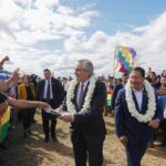Alberto Fernández Instagram - Inauguramos la primera obra de vinculación de energía eléctrica entre Argentina y Bolivia 🇦🇷🤝🇧🇴 El electroducto Juana Azurduy de Padilla mejora el abastecimiento para las familias del norte del país y nuestra industria, impulsando el desarrollo de toda la región. Posee dos subestaciones: una aquí, en Yaguacua 🇧🇴, y otra en la ciudad salteña de Tartagal 🇦🇷, que redistribuye la electricidad desde el sur boliviano. Esto se logra poniéndonos de acuerdo con @luchoxbolivia, como hermanos, para que el progreso de nuestros pueblos no se detenga. Antes de la inauguración, nos reunimos para conversar sobre la importancia de la cooperación en salud y energía, como el litio, y de incrementar el comercio bilateral. Con gran alegría, dimos un paso concreto de integración. El trabajo conjunto es esencial para nuestros pueblos.