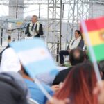 Alberto Fernández Instagram - Inauguramos la primera obra de vinculación de energía eléctrica entre Argentina y Bolivia 🇦🇷🤝🇧🇴 El electroducto Juana Azurduy de Padilla mejora el abastecimiento para las familias del norte del país y nuestra industria, impulsando el desarrollo de toda la región. Posee dos subestaciones: una aquí, en Yaguacua 🇧🇴, y otra en la ciudad salteña de Tartagal 🇦🇷, que redistribuye la electricidad desde el sur boliviano. Esto se logra poniéndonos de acuerdo con @luchoxbolivia, como hermanos, para que el progreso de nuestros pueblos no se detenga. Antes de la inauguración, nos reunimos para conversar sobre la importancia de la cooperación en salud y energía, como el litio, y de incrementar el comercio bilateral. Con gran alegría, dimos un paso concreto de integración. El trabajo conjunto es esencial para nuestros pueblos.