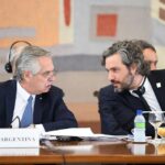 Alberto Fernández Instagram - Hoy, en Brasilia, dimos un gran paso hacia la integración de toda nuestra región. El Encuentro de Presidentes de los países de América del Sur es una muestra de la importancia de trabajar colectivamente. Estamos retomando la senda de la unidad que nunca debimos haber abandonado. El mundo se enfrenta a múltiples desafíos, como la crisis climática, amenazas a la democracia, presiones sobre las cadenas de alimentos y energía y el aumento de las desigualdades sociales. La integración regional debe ser parte de las soluciones para afrontarlos. Debemos incrementar el comercio y las inversiones entre nuestros países y establecer cadenas de valor regionales. Nuestra voz debe proyectarse en el mundo. El diálogo es el camino para atender a las necesidades de nuestros pueblos y garantizar su bienestar integral. A quienes estuvieron hoy presentes en este encuentro, quiero pedirles que, más allá de que los mandatos presidenciales sean cortos, entendamos que la unidad regional debe ser una política de Estado. Así, el mundo nunca más nos encontrará desunidos. Brasília, Brazil