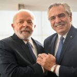 Alberto Fernández Instagram - Hoy, en Brasilia, dimos un gran paso hacia la integración de toda nuestra región. El Encuentro de Presidentes de los países de América del Sur es una muestra de la importancia de trabajar colectivamente. Estamos retomando la senda de la unidad que nunca debimos haber abandonado. El mundo se enfrenta a múltiples desafíos, como la crisis climática, amenazas a la democracia, presiones sobre las cadenas de alimentos y energía y el aumento de las desigualdades sociales. La integración regional debe ser parte de las soluciones para afrontarlos. Debemos incrementar el comercio y las inversiones entre nuestros países y establecer cadenas de valor regionales. Nuestra voz debe proyectarse en el mundo. El diálogo es el camino para atender a las necesidades de nuestros pueblos y garantizar su bienestar integral. A quienes estuvieron hoy presentes en este encuentro, quiero pedirles que, más allá de que los mandatos presidenciales sean cortos, entendamos que la unidad regional debe ser una política de Estado. Así, el mundo nunca más nos encontrará desunidos. Brasília, Brazil