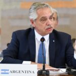 Alberto Fernández Instagram - Hoy, en Brasilia, dimos un gran paso hacia la integración de toda nuestra región. El Encuentro de Presidentes de los países de América del Sur es una muestra de la importancia de trabajar colectivamente. Estamos retomando la senda de la unidad que nunca debimos haber abandonado. El mundo se enfrenta a múltiples desafíos, como la crisis climática, amenazas a la democracia, presiones sobre las cadenas de alimentos y energía y el aumento de las desigualdades sociales. La integración regional debe ser parte de las soluciones para afrontarlos. Debemos incrementar el comercio y las inversiones entre nuestros países y establecer cadenas de valor regionales. Nuestra voz debe proyectarse en el mundo. El diálogo es el camino para atender a las necesidades de nuestros pueblos y garantizar su bienestar integral. A quienes estuvieron hoy presentes en este encuentro, quiero pedirles que, más allá de que los mandatos presidenciales sean cortos, entendamos que la unidad regional debe ser una política de Estado. Así, el mundo nunca más nos encontrará desunidos. Brasília, Brazil