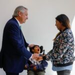Alberto Fernández Instagram - En Morón, Sole se acercó a contarme su historia. A través de un Estado presente que nunca le soltó la mano, la salud pública le dio a su hijo una segunda oportunidad. Ocurrió durante la recorrida que hicimos con @gabriel_katopodis y @lucas.ghi por las instalaciones del nuevo pabellón de la Facultad Regional Haedo de la UTN. La educación y la salud pública son nuestro orgullo y vamos a defenderlas siempre 🇦🇷