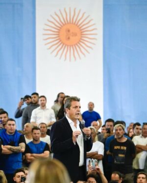 Alberto Fernández Instagram - Concluimos esta importante jornada democrática con gran alegría.

Felicito profundamente a @sergiomassaok, el candidato más votado de cara al balotaje, y abrazo a todo el pueblo argentino que hoy se expresó en las urnas. 

Lo he dicho, Sergio es la persona mejor preparada para garantizarle un camino de crecimiento e igualdad a la Argentina.

El pueblo argentino ha apostado a defender el trabajo, la educación, la salud y sus derechos. La experiencia de Sergio Massa, su preocupación por quienes más necesitan, su vocación al diálogo y su búsqueda de la unidad nacional son los ejes que nuestro país necesita.

Tenemos el talento de nuestra gente y la riqueza de nuestra patria. El futuro es prometedor.