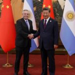 Alberto Fernández Instagram - 🇦🇷🇨🇳 Mantuve una reunión bilateral con el presidente de la República Popular China, Xi Jinping. Me ratificó la ampliación del swap en 47.000 millones de yuanes, equivalente a US$ 6.500 millones. Es una garantía para que la Argentina siga creciendo con producción y trabajo. Esta noticia es resultado del trabajo realizado durante estos cuatro años para profundizar el vínculo con China. Cada vez que pasamos un momento difícil, el Gobierno de Xi Jinping fue muy generoso y atento a nuestras necesidades. Nuestra gratitud para con todo el pueblo chino. El apoyo que hemos recibido para poder acceder a los #BRICS es también muestra del multilateralismo que compartimos y el deseo de un mundo más justo e igualitario. Seguiremos trabajando unidos, promoviendo el desarrollo y la cooperación, y fortaleciendo la agenda del Sur Global.