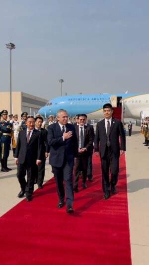 Alberto Fernández Instagram - Llegamos a Beijing 🇨🇳 para participar del III Foro de la Franja y la Ruta para la Cooperación Internacional, una prometedora iniciativa a nivel global.

En este marco, me reuniré con el presidente Xi Jinping con el objetivo de seguir profundizando el vínculo que hemos forjado entre nuestros países.