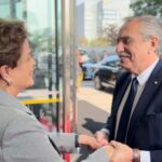 Alberto Fernández Instagram - En Shanghái, China, me reuní con @dilmarousseff, presidenta del Nuevo Banco de Desarrollo del #BRICS. Agradezco sinceramente el compromiso de Dilma, mi siempre respetada y querida amiga, por facilitar el ingreso de nuestro país a este importante bloque. La Argentina ha iniciado el proceso de adhesión al @ndb_int El NDB es fundamental para proveer financiamiento a países de economías emergentes, una gran oportunidad para el futuro de la Argentina y otro paso hacia una arquitectura financiera mundial inclusiva con más países involucrados. La agenda del Sur Global sigue fortaleciéndose.