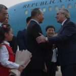 Alberto Fernández Instagram - Arribamos a China para seguir profundizando el vínculo 🇦🇷🤝🇨🇳 El Sur Global enfrenta numerosos desafíos y trabajar en unidad garantiza nuestro crecimiento. Por eso, en Shanghai, me reuniré con representantes de empresas y con la presidenta del Nuevo Banco de Desarrollo de los #BRICS, @dilmarousseff. El apoyo y la inversión de China en la Argentina han sido muy importantes y compartimos la búsqueda de un mundo más justo e igualitario. En ese sentido, en Beijing, participaré del III Foro de la Franja y la Ruta para la Cooperación Internacional y me reuniré con el presidente Xi Jinping.