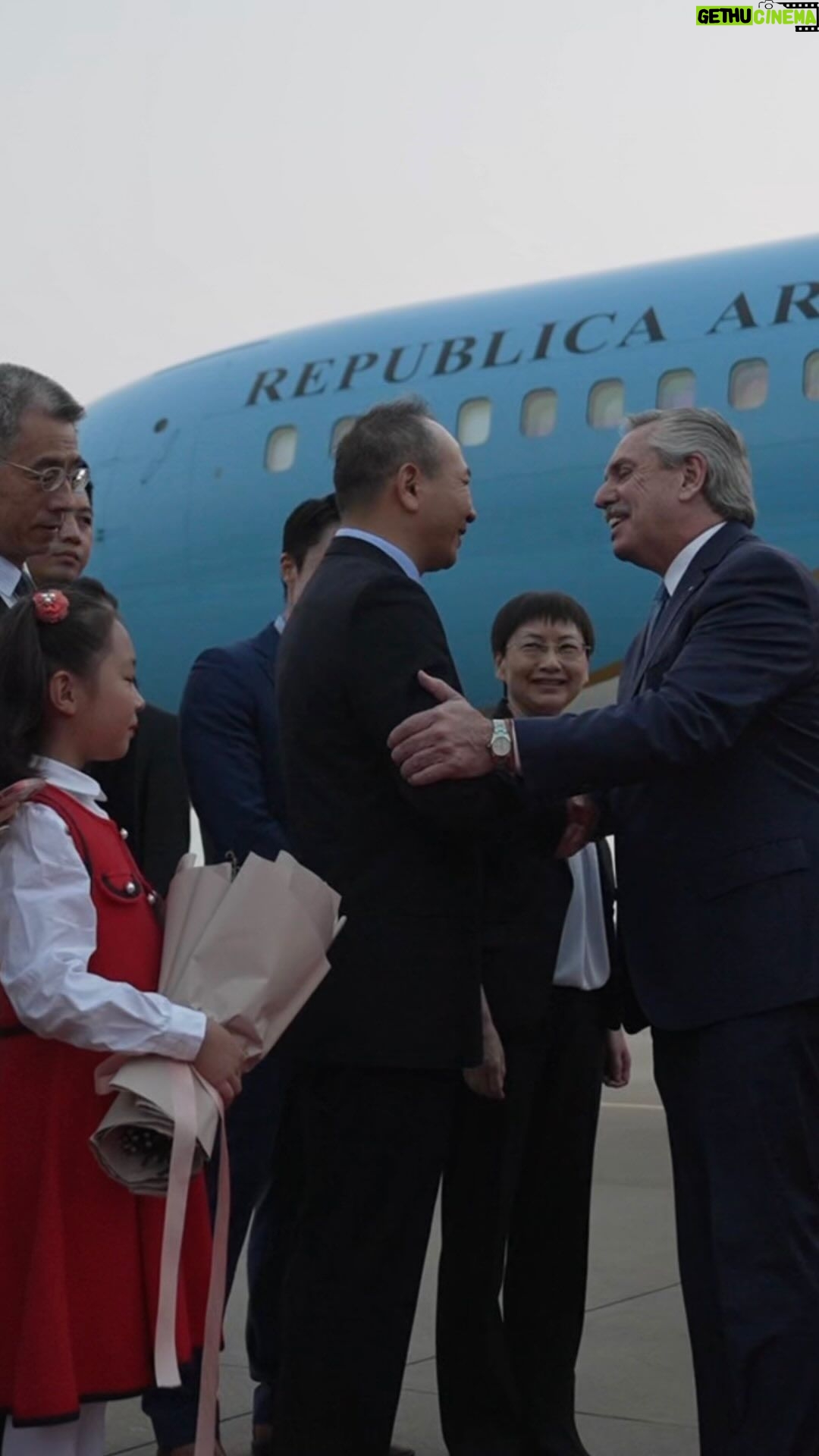 Alberto Fernández Instagram - Arribamos a China para seguir profundizando el vínculo 🇦🇷🤝🇨🇳 El Sur Global enfrenta numerosos desafíos y trabajar en unidad garantiza nuestro crecimiento. Por eso, en Shanghai, me reuniré con representantes de empresas y con la presidenta del Nuevo Banco de Desarrollo de los #BRICS, @dilmarousseff. El apoyo y la inversión de China en la Argentina han sido muy importantes y compartimos la búsqueda de un mundo más justo e igualitario. En ese sentido, en Beijing, participaré del III Foro de la Franja y la Ruta para la Cooperación Internacional y me reuniré con el presidente Xi Jinping.