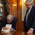 Alberto Fernández Instagram - @lopezobrador tuvo la generosidad de obsequiarme su nuevo libro “¡Gracias!”, una obra que estoy seguro será inspiradora para las nuevas generaciones y de lectura necesaria para todos aquellos que creemos en la política como una herramienta de transformación social. Ciudad de México