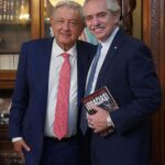 Alberto Fernández Instagram - @lopezobrador tuvo la generosidad de obsequiarme su nuevo libro “¡Gracias!”, una obra que estoy seguro será inspiradora para las nuevas generaciones y de lectura necesaria para todos aquellos que creemos en la política como una herramienta de transformación social. Ciudad de México
