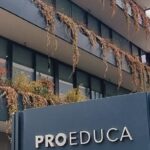 Alberto Fernández Instagram - En las últimas semanas participé de una serie de reuniones con las autoridades del Grupo PROEDUCA, un grupo hispanoparlante que tiene a la Universidad Internacional de La Rioja como su nave insignia. Son líderes en educación en línea profundizando la transformación digital de la enseñanza, para extender la formación especializada y la educación superior a sectores postergados de la población. He acordado sumarme para llevar adelante proyectos muy ambiciosos que van desde acuerdos con universidades latinoamericanas para desarrollar tecnicaturas, hasta trabajos de campo y análisis sobre los efectos causados por la pandemia en la salud mental de adolescentes y jóvenes. Sin perjuicio de la actividad docente que eventualmente pueda desarrollar en la Universidad, valoro mucho el plan que impulsan en Latinoamérica para facilitar el acceso a la educación de sectores a los que, por distintas razones, se les hace difícil avanzar en sus estudios. Como siempre he dicho, en la educación reside el futuro de las sociedades. Esta propuesta en la que he decidido involucrarme servirá para complementar la educación pública en nuestro continente en favor de personas que se han visto obligados a postergar sus estudios en un tiempo en el que cada vez el conocimiento asume más valor.