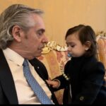Alberto Fernández Instagram - Nuestro primer viaje solos, en esa complicidad infinita del padre y su hijo. Confieso que estaba preocupado: descansamos tanto en que las madres saben todo que temía no poder resolver algo. Pero tuvimos dos días extraordinarios que incluyó recibir el amor de quien inspiró tu nombre. A cada paso, pude disfrutar de tu sonrisa, tu dulzura y tu sopresa. A mi edad, volver a vivir la experiencia de tu mano en la mía que disfruté por primera vez con tu hermano hace ya casi treinta años, es un regalo de la vida que no puedo dejar de agradecer.